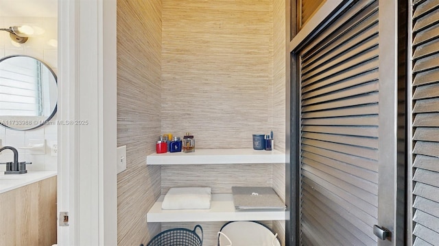 bathroom featuring tile walls