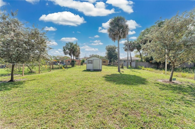 view of yard featuring a storage shed