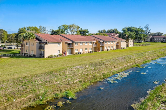 view of front of house featuring a front lawn