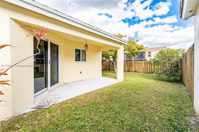 view of yard featuring a patio area