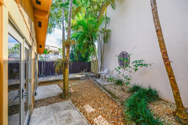 view of yard featuring a patio area