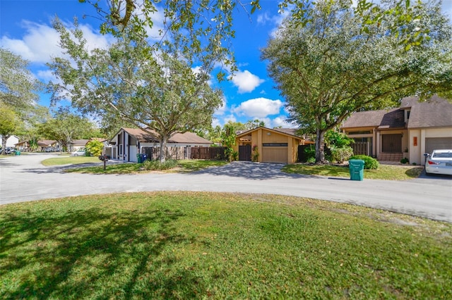 view of front of property featuring a front yard