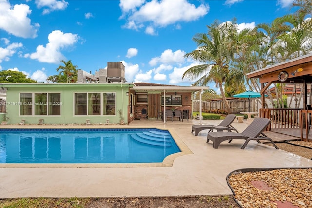 view of swimming pool featuring a patio