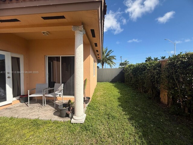 view of yard featuring a patio area