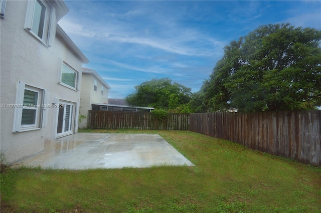 view of yard featuring a patio area