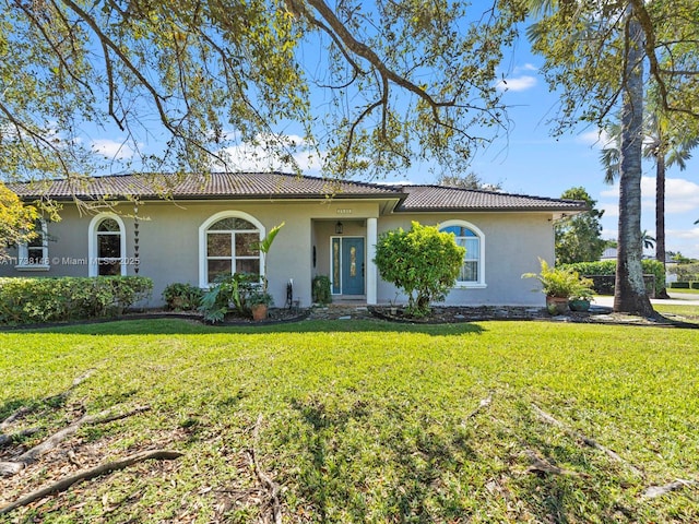 view of front facade featuring a front yard