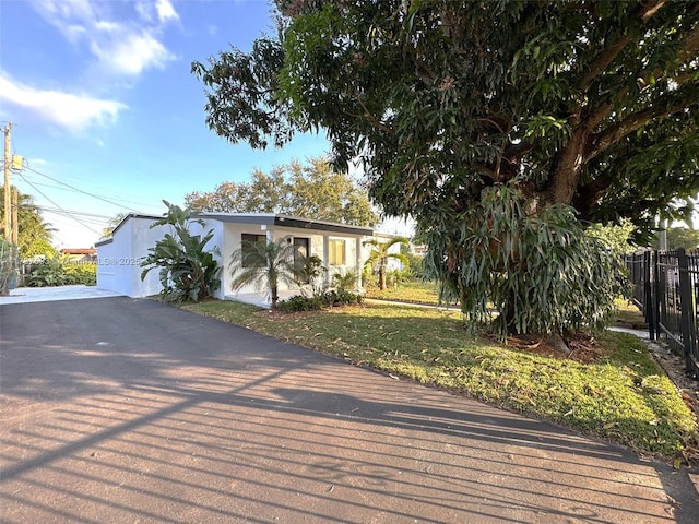 view of front facade with a garage and a front yard