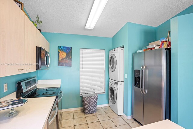 kitchen with stainless steel appliances, sink, light tile patterned floors, and kitchen peninsula