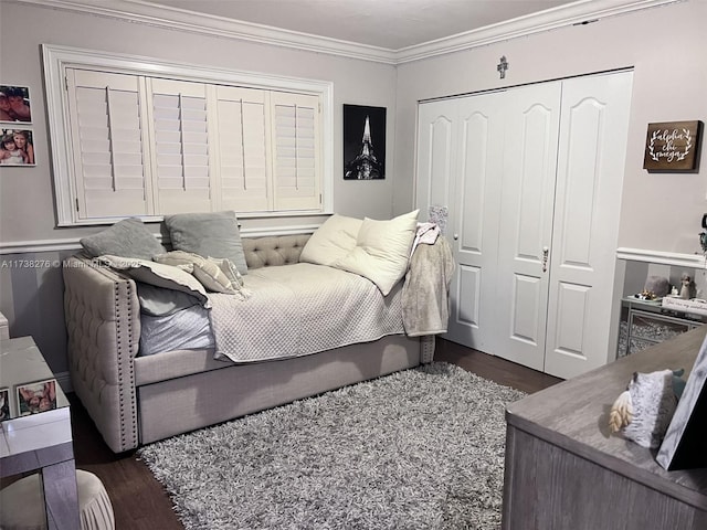 bedroom with ornamental molding, dark hardwood / wood-style flooring, and a closet