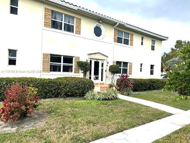 view of front of property featuring a front lawn