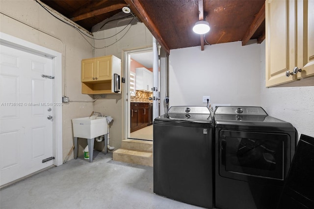 washroom featuring cabinets and washing machine and dryer