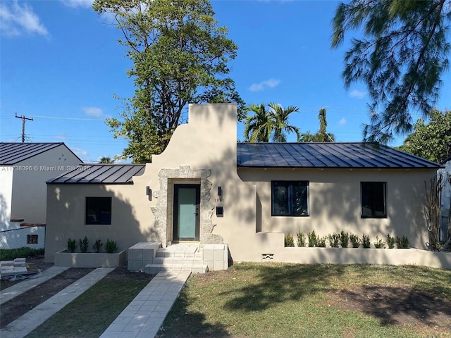 view of front facade with a front lawn