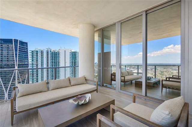 balcony featuring an outdoor hangout area and a city view