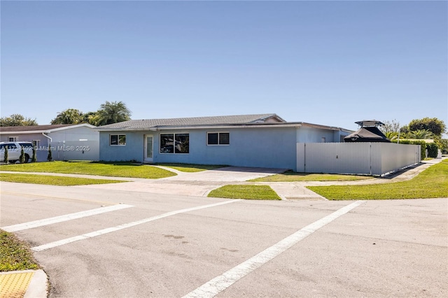 single story home featuring a front lawn