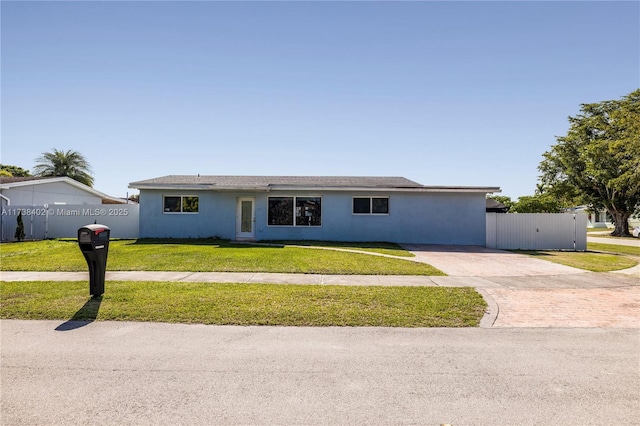 ranch-style house featuring a front yard