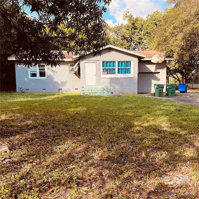 view of front of house with a front lawn