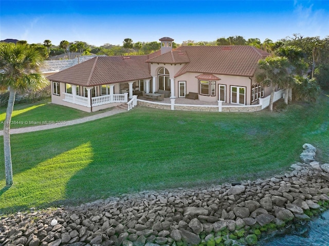 view of front facade featuring a front lawn