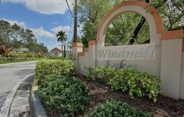 view of community / neighborhood sign