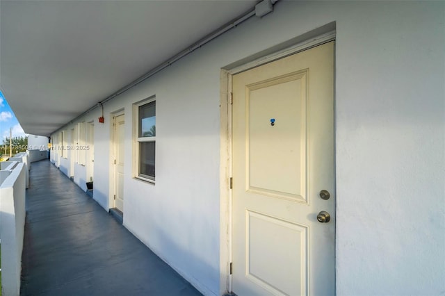 property entrance featuring a balcony