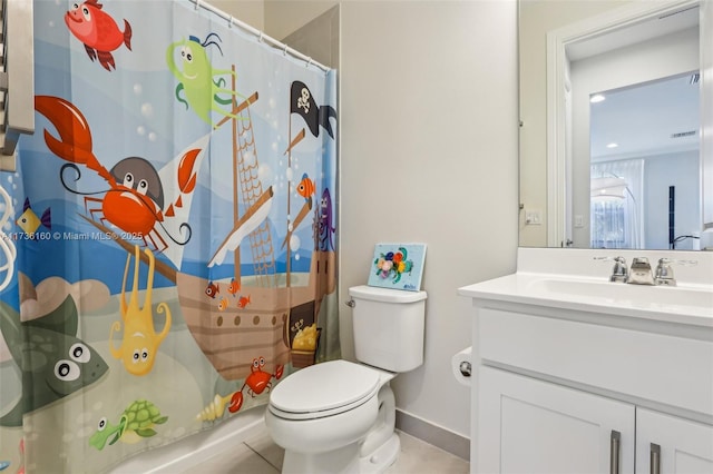 bathroom featuring a shower with curtain, vanity, and toilet