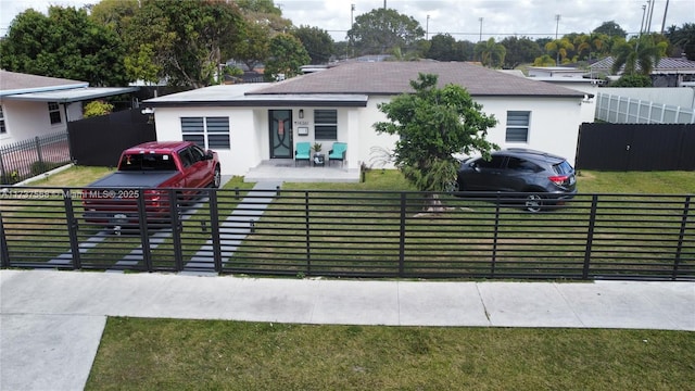 view of front facade with a front yard