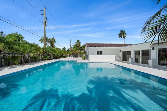 view of swimming pool