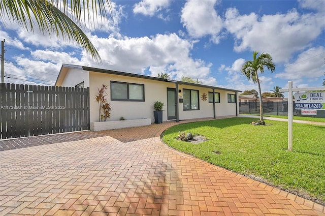 view of front of house featuring a front yard