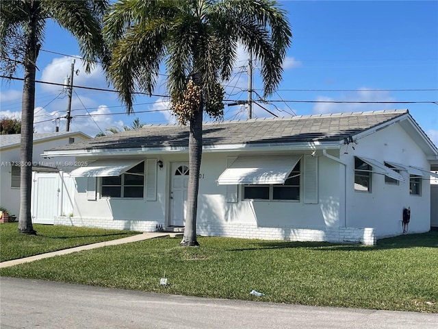 view of front facade featuring a front yard