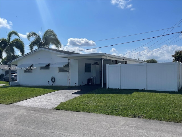 view of side of property featuring a lawn