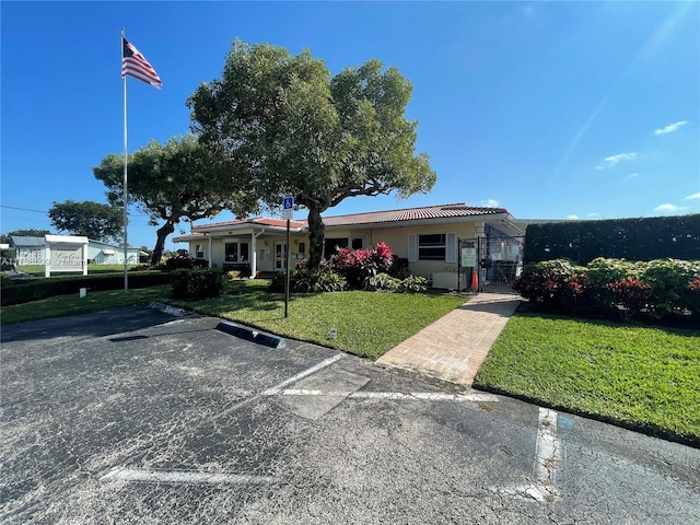 view of front facade featuring a front yard