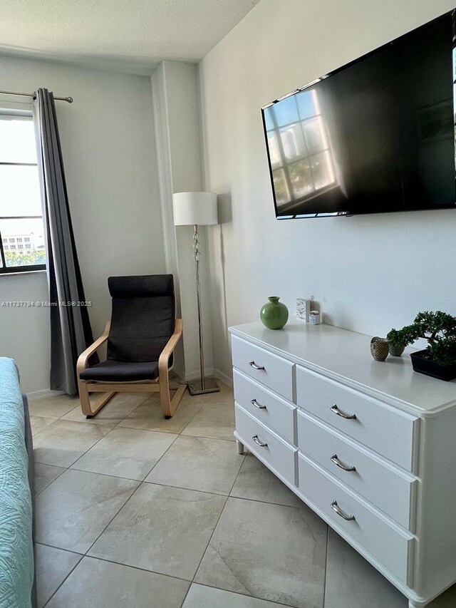 sitting room featuring light tile patterned flooring