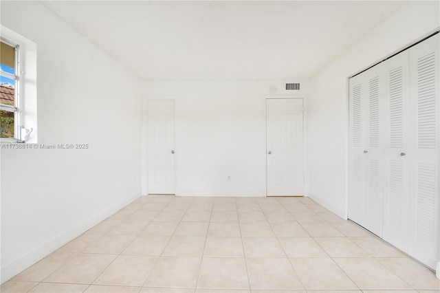 empty room featuring light tile patterned floors