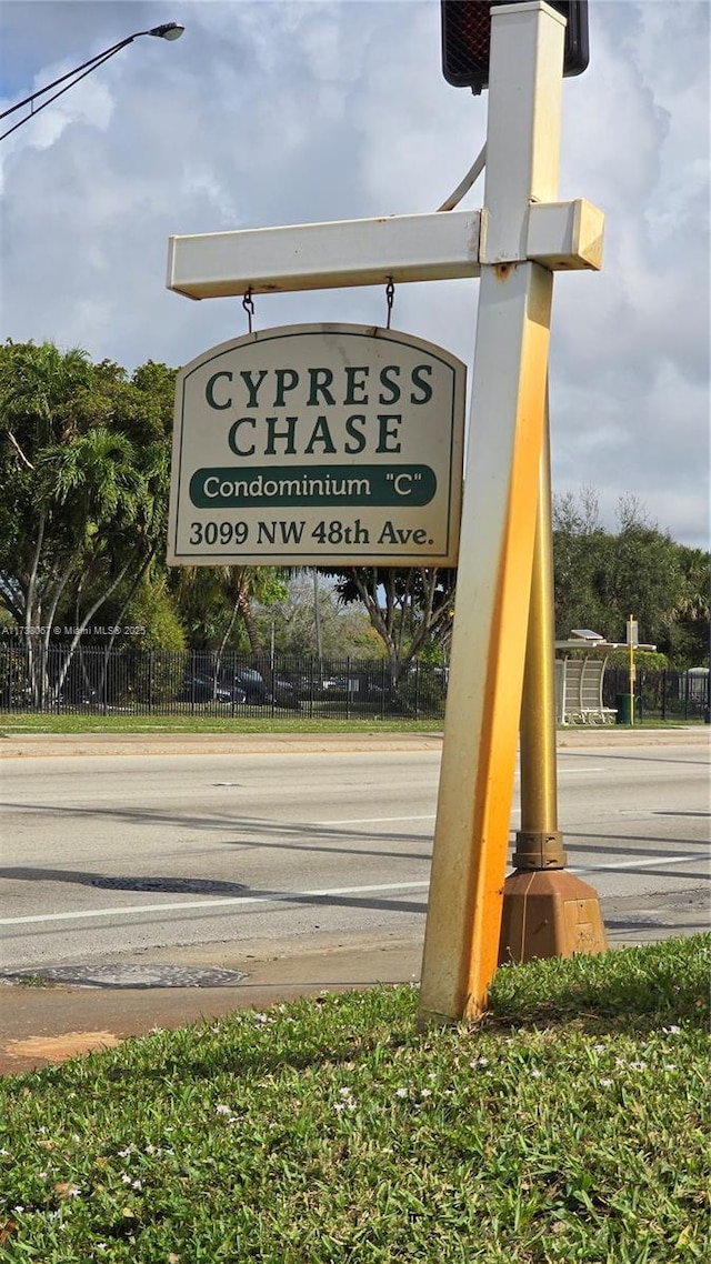 view of community / neighborhood sign