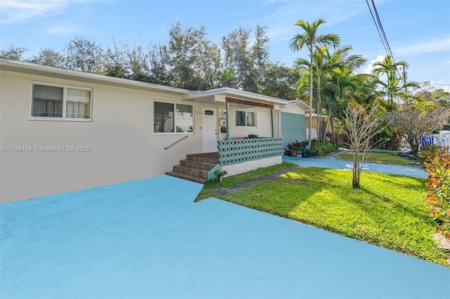 single story home with a front yard