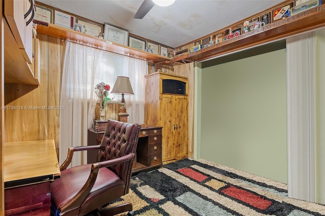 sitting room with ceiling fan