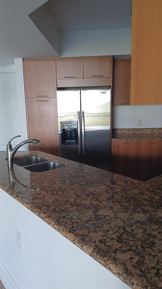 510 NW 84th Ave Unit 518, Plantation, FL 33324 - kitchen featuring a peninsula, a sink, dark stone countertops, stainless steel fridge with ice dispenser, and modern cabinets