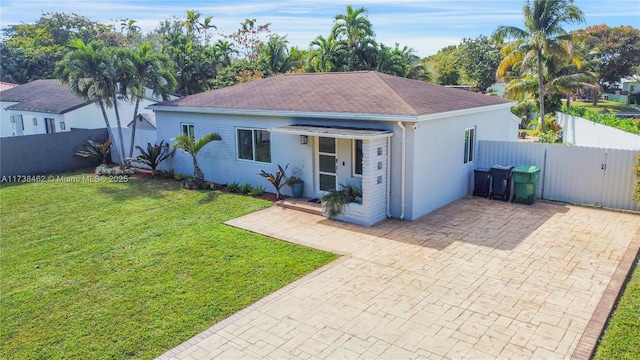 view of front of home featuring a front lawn