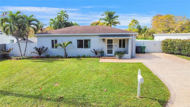 view of front of home featuring a front yard