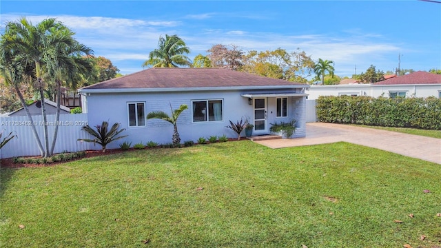 single story home featuring a front yard