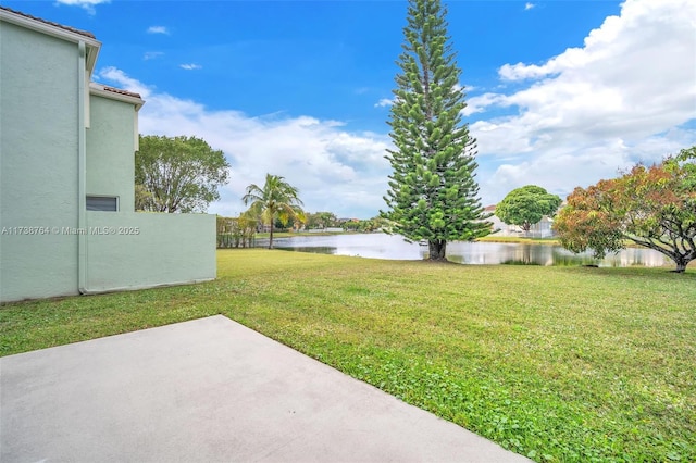 view of yard featuring a water view