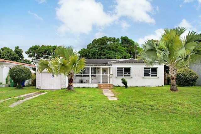 view of front of house featuring a front yard