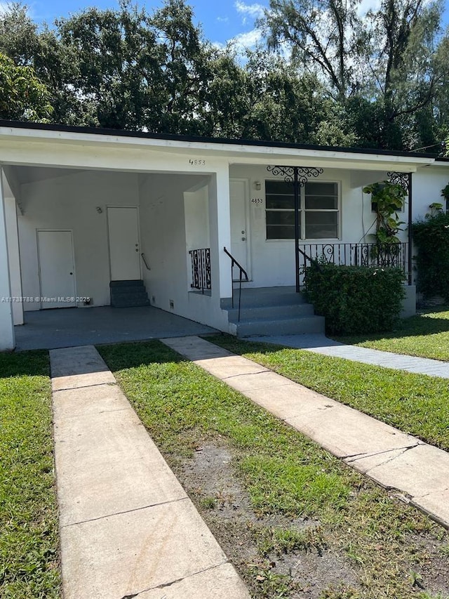 view of front facade featuring a porch and a front yard