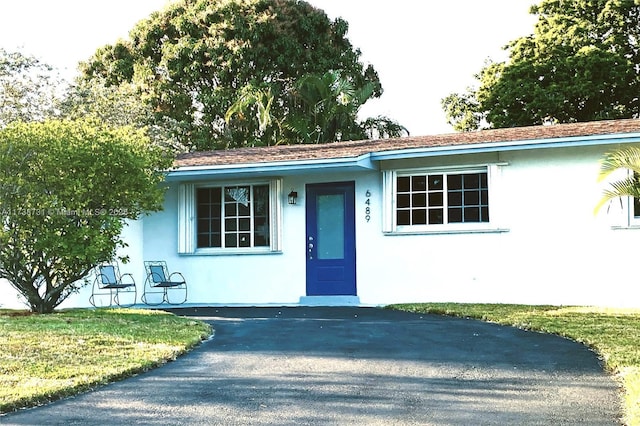 view of front of house featuring a front lawn