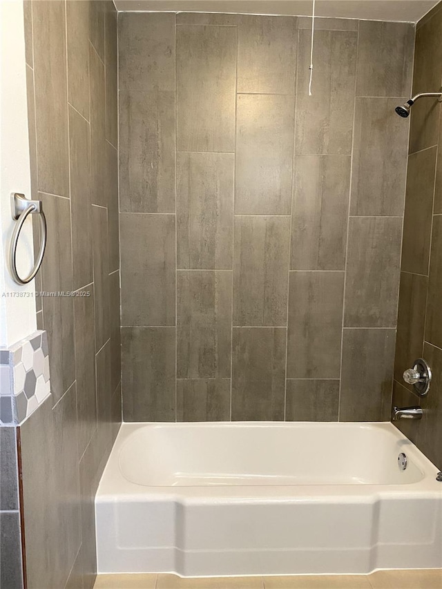 bathroom with tiled shower / bath combo