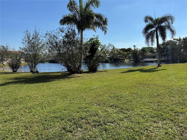 view of yard featuring a water view