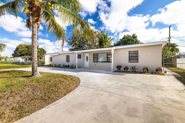 single story home featuring a front lawn