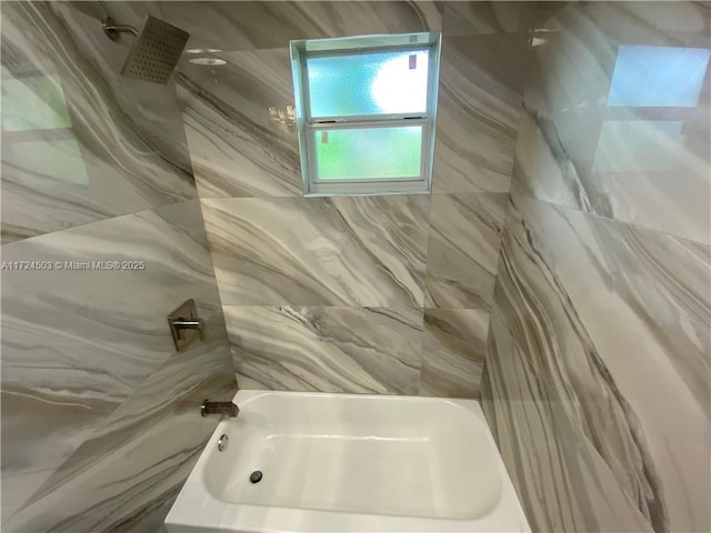 bathroom featuring tiled shower / bath