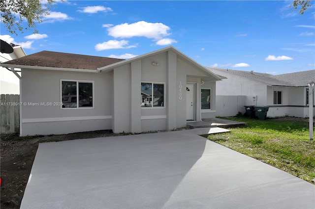 view of front of house featuring a patio and a front yard