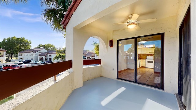 balcony featuring ceiling fan