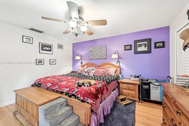 bedroom featuring light hardwood / wood-style floors and ceiling fan